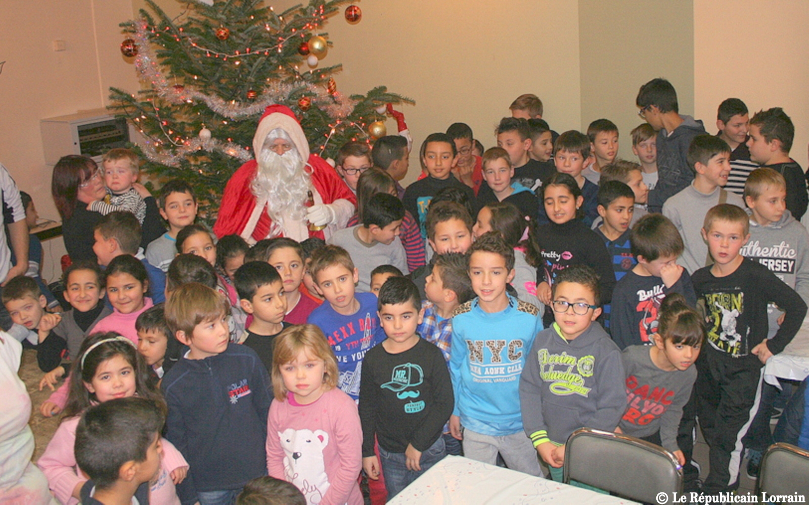 Le Père Noël entouré des jeunes footballeurs du SO Merlebach.