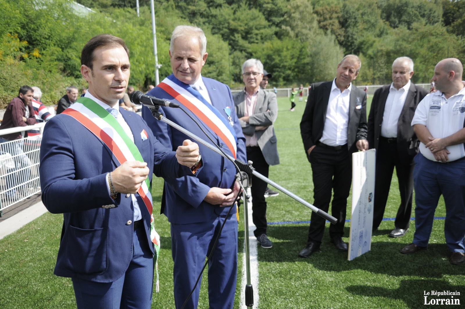 Elus et officiels ont inauguré le terrain, en fonction depuis un an. Le maire de la ville jumelée Della Rovere Calcio était présent.