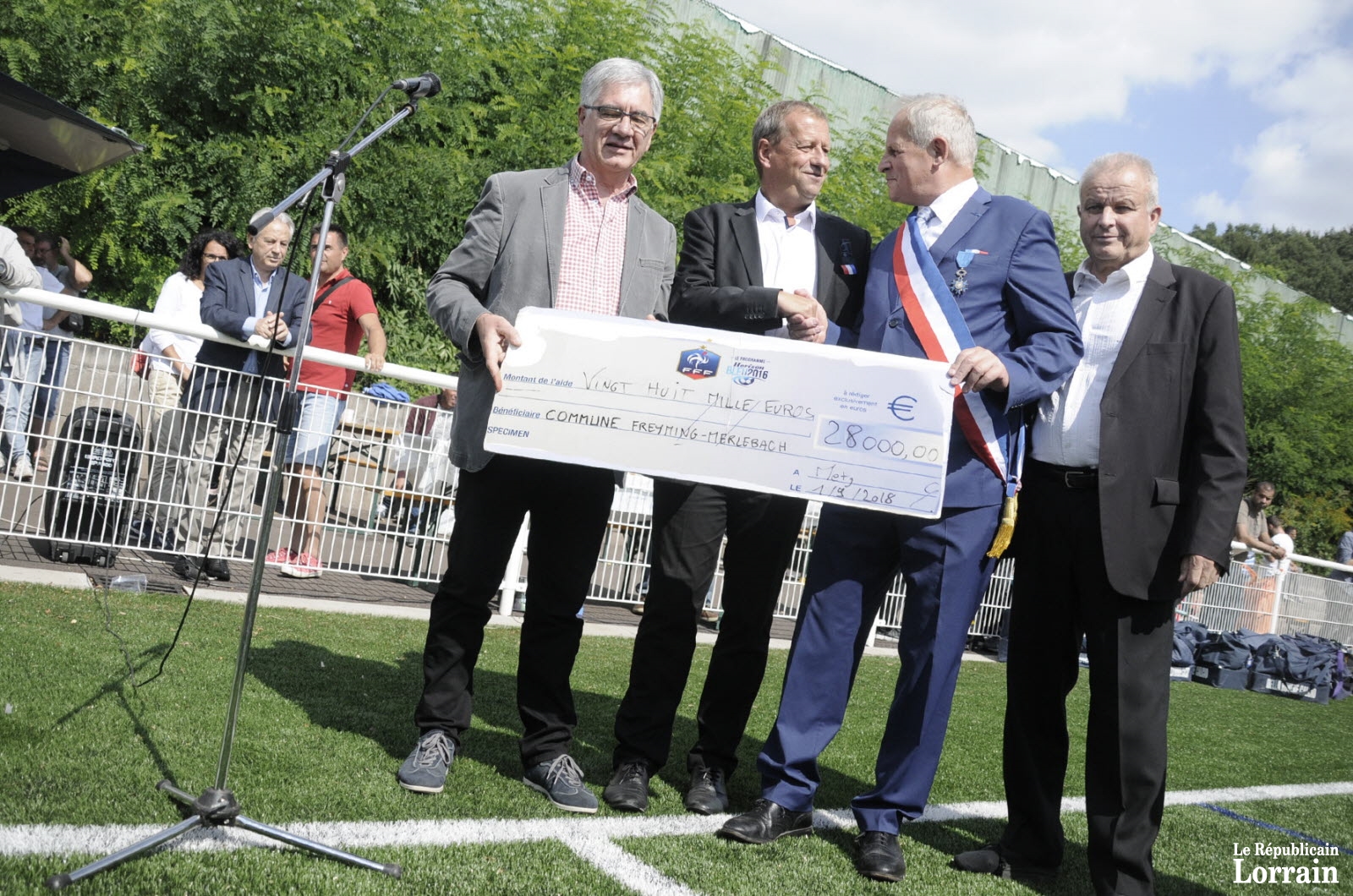 La fédération de football a remis un chèque de 28 000 € à la commune.