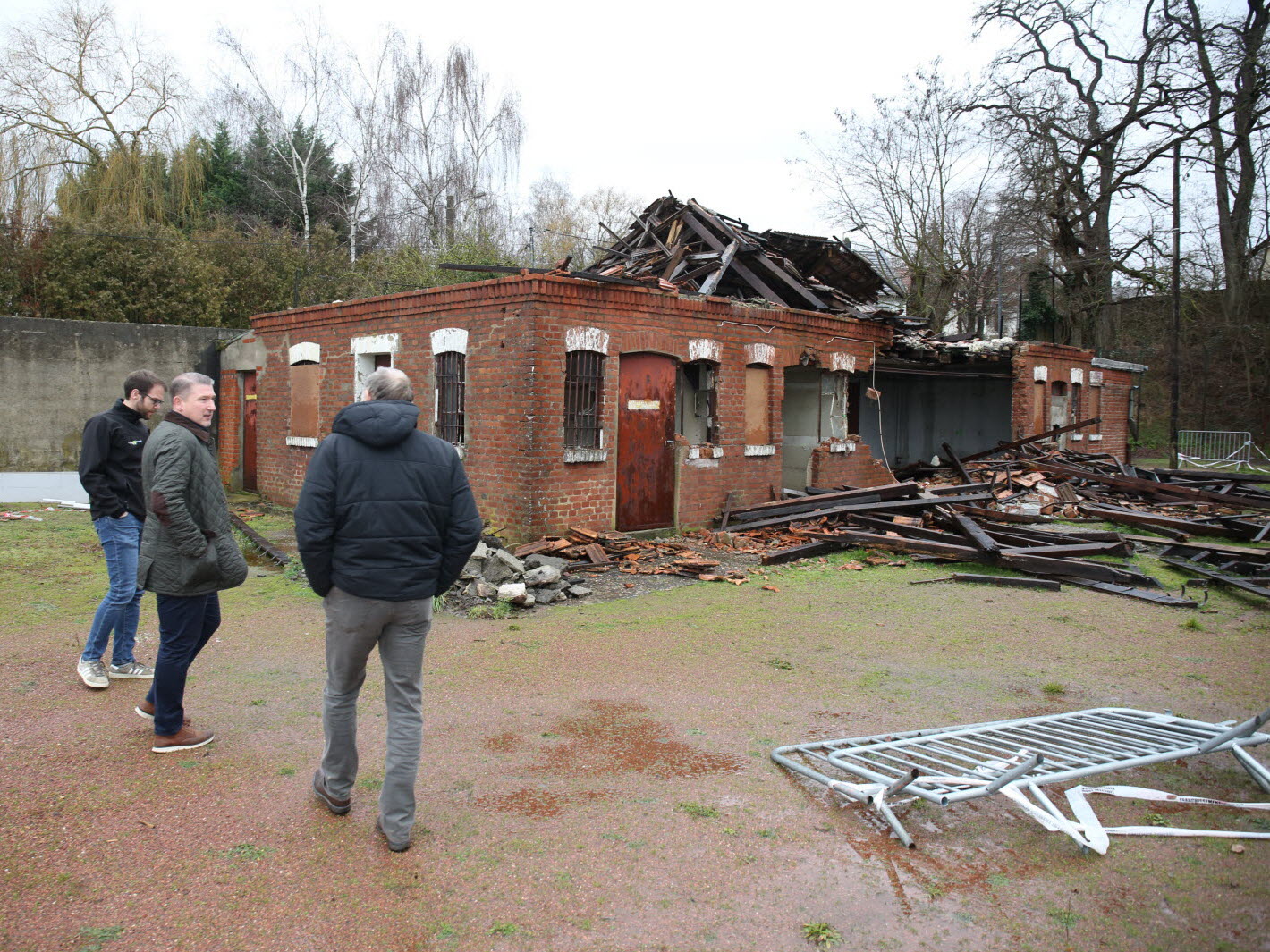 Photo: Le prochain chantier est celui de la démolition des anciens vestiaires.